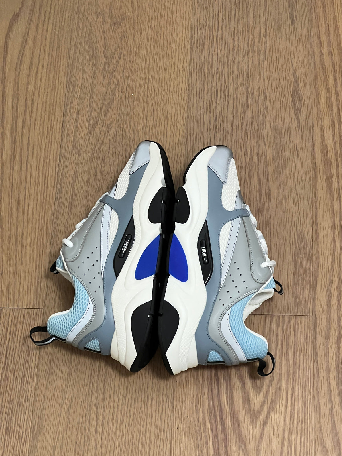 Sneakers B22
